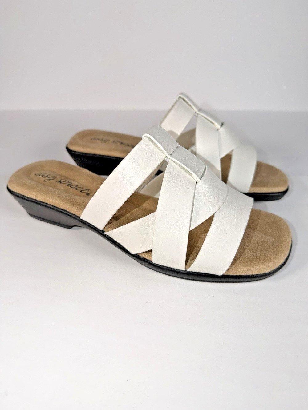 New In Box Women’s Easy Street Lakeport Slide Sandals White Size 6 W NIB